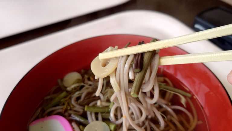 お約束の麺リフト
