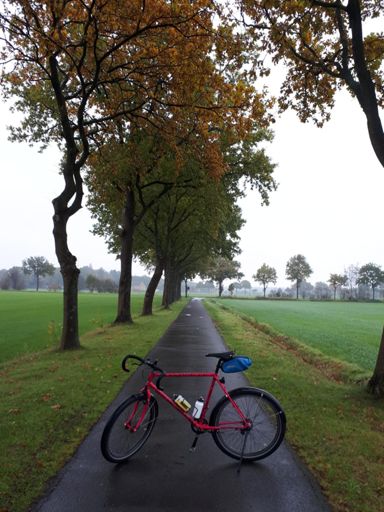 In België kwam ik over deze mooie weg, let op, het is dus een (erg smalle) weg en geen fietspad...