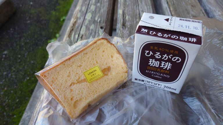 ダート探索の前にふれあいバザールで蕎麦でも食べて腹ごしらえしようと思ったら1時間待ち!?　そんなに人気のお店なの?　
さすがに待てないので、特産品コーナーに並んでたシフォンケーキを買って食べる😋