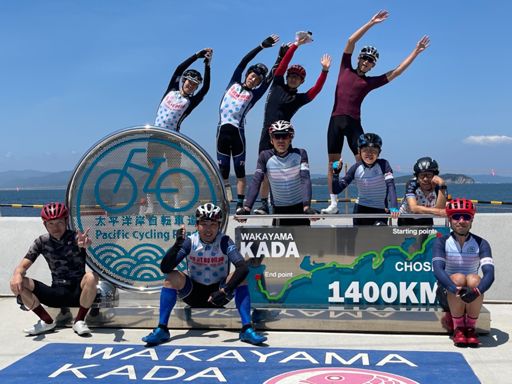 後ろ4人は波に揺られてる風な画