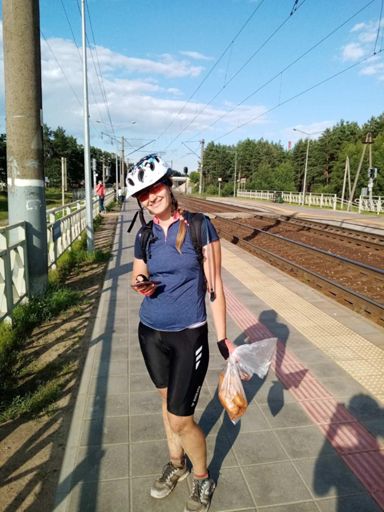 Тоня и беляши в ожидании электрички 😂
Беляш, пирожок с капустой и чебурек были очень даже - зашли хорошо даже холодными, а вот пирожок с картошкой не рекомендую.