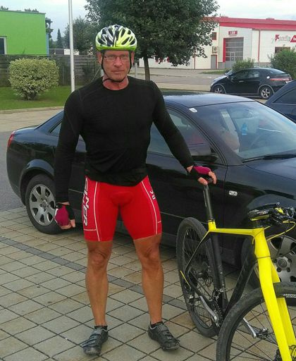 Eigentlich bin ich styliger :-) gelb schwarzes Outfit passend zu rad...aber für kurze abendfahrt im Gelände muss das alte zeug auch reichen