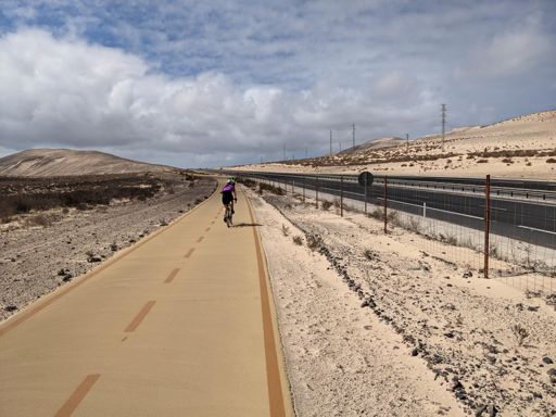 Radweg und Autobahn.