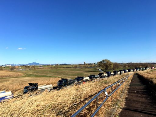 トラックの行列のバックに筑波山。左側には白根山もばっちり見えてました。