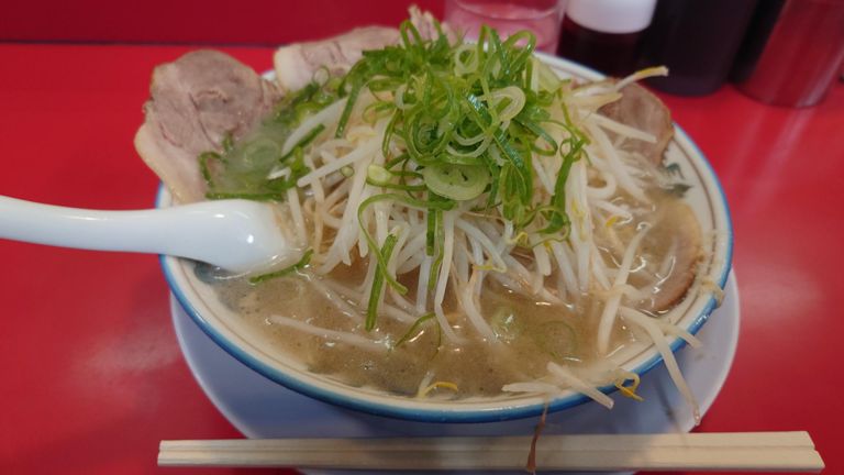 今晩のご飯は何となくラーメンを食べたくて、自宅近くの福で🍜。 今日は珍しくすんなり駐車場に入れた。