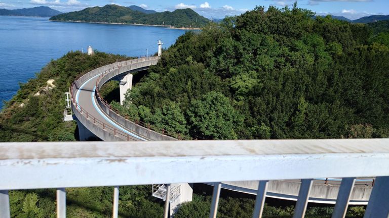 ループ橋。斜度が小さくなるよう、いろいろ配慮されてます。