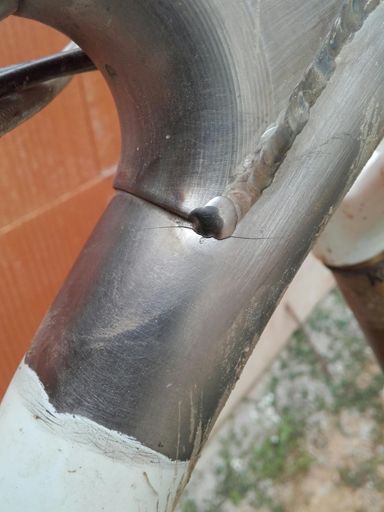 Grosse fissure sur le cadre.