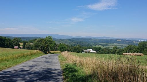 Nad Roudnem. Praděd je odsud vzdušnou čarou 30 km. 