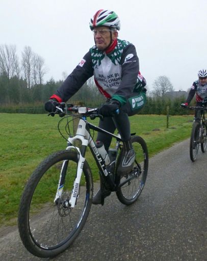 Jan weer op de fiets