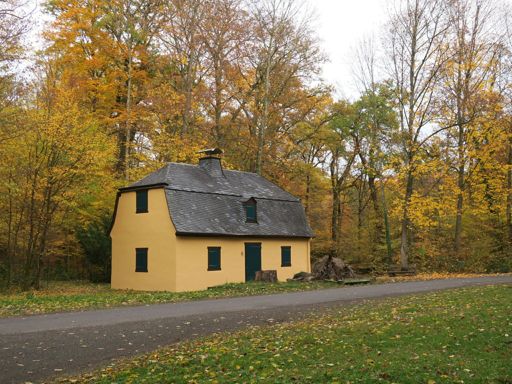 Jägerhäuschen im Herbstwald