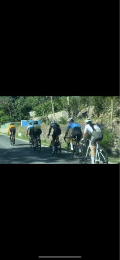 返程停在雁翅，一哥们：火车头一个穿红衣服的好强啊，嗖嗖嗖的五十多我直接掉了。“你知道去的时候带的人穿啥颜色的衣服不”“不记得了”。坡前我也不想使劲...但你一大块头平路起伏路老躲人家后头....emm我不能接受，哈哈哈哈爬坡太热了根本没啥训练至少去程顶了一顶算是个低效训练，换了车总感觉找不到状态，迷茫ing（but我下把位比别人上把位还高....太高了有好有坏吧😣