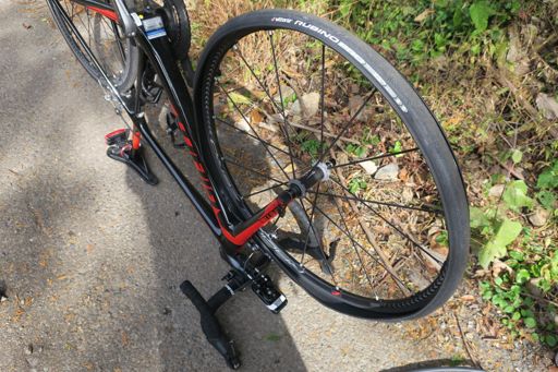 県道259号線にてフロントをリム打ちパンク。すでに集中力に欠けた状態…