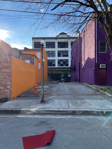 I love walls colorfully painted like this.