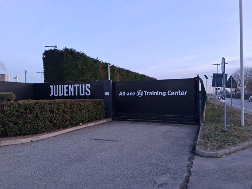 Donc là il y a des gens qui jpuent au ballon....