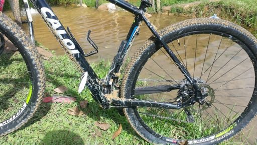 Parada pra tirar lama na bica da Pixixica.