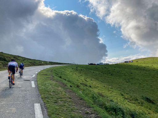 Steven haalt Céline net voor de top van de Aspin in.