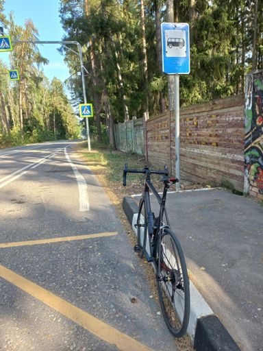 Велосипед на остановке.