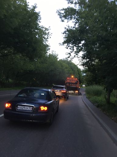 поднимает пыль повыше