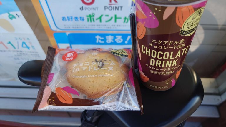 ちょっと水分が欲しくなったので、おやつと共に。　ポスター掲載分、あと3つ。