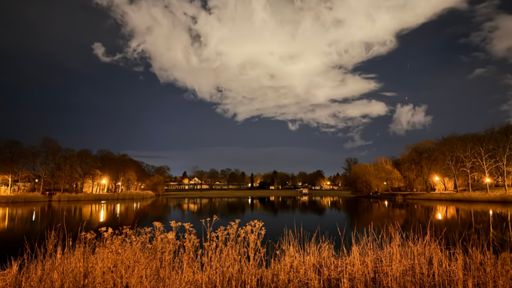 Mystisch wirkt die Stimmung am Orankesee um sechs Minuten nach Halb Elf durch die tiefe Wolke und das Licht am Ufer.