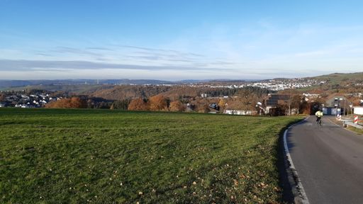 Halber Anstieg aus Irsch geschafft. Noch ein Radfahrer ohne E, der sich den Berg hochkämpft.