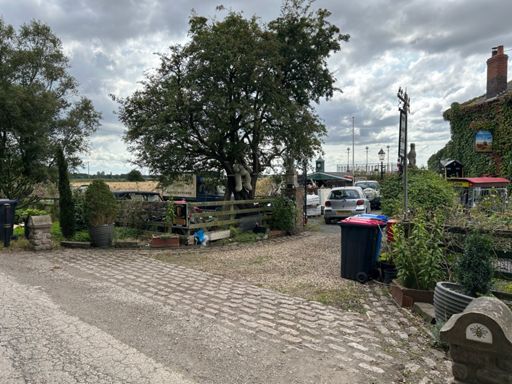 At the junction on the moss ( Astley rd track / 12 yards rd ( track )