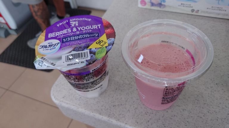 本日のご褒美♪ 
最近、奥様も帰りにコンビニに寄るのが定番化してきて、今日はファミマとローソン以外のお店のリクエストがあったので、セブンでスムージーを... 奥様はスムージーのマシンを見るのが初めてだったらしく、興味津々だった。