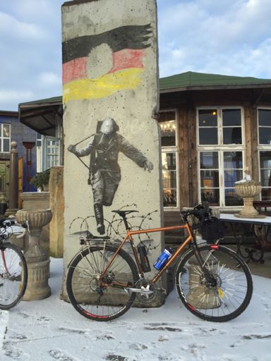 Das Fluchtfahrzeug steht bereit ??