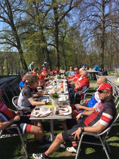 2 grupper blev ett på fikat.