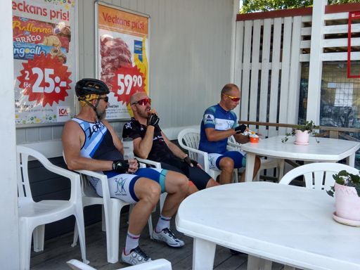 I Åtorp, högst upp på Skagern. Conny, Oskar och Patrik. Jag och Arvid i glasskön.