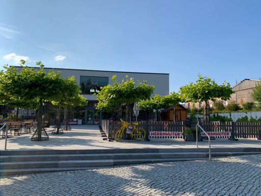 Hier werden die weltbekannten Herrnhuter Sterne hergestellt: die Manufaktur an der Straße Richtung Ruppersdorf.