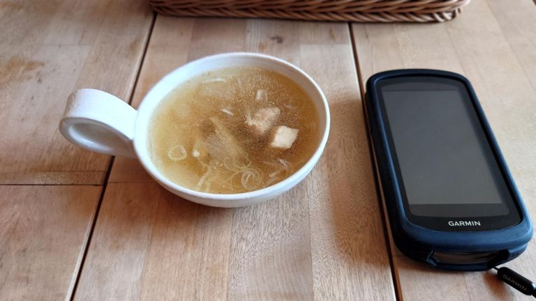 注文してしばらく待つと、スープがやってきた。　今日は生姜のスープとのことで、これがまた美味しかった♪