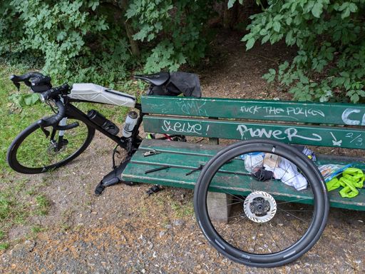 Platten bei der Fahrt zu den Startunterlagen, einziger Defekt wenn man von dem Ausfall beider Rücklichter nach dem Regentagen absieht