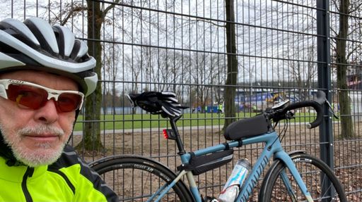 Die armen Kerle hinter dem Zaun müssen spielen. Ich darf Radfahren 😎