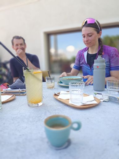 Momentka ze zastávky v luxusním prostředí mostkovické kavárny ........