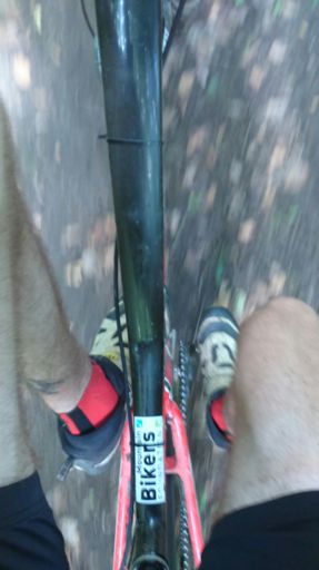 J'invite les curieux à essayer de pédaler avec une seule jambe, vous allez voir c'est vraiment pas évident. Quand je pense qu'il y a certains unijambistes qui font encore du vélo...