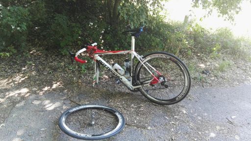 Első kerék lassú defekt, Dörgicse után.