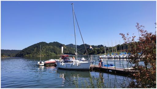 Marina w Niedzicy, w tle zamek w Niedzicy