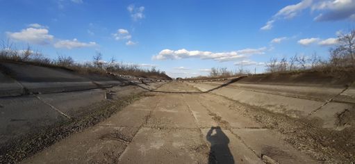 Подвесной мостик через сухой канал