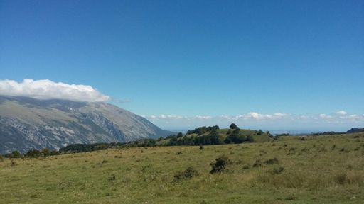 Pascoli di Palena, la Majella e sullo sfondo il mare Adriatico
