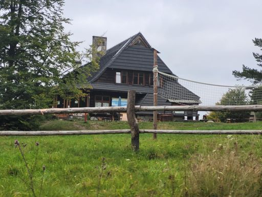 Dwa noclegi w Bacówce to było dużo. Moje uczulenie żyć nie daje, a tam stężenie alergenów było wyjątkowo wysokie - nawet w łazience postawili to przerażające urządzenie, co automatycznie, okresowo wypuszcza truciznę (aka świeży, przyjemny zapach). Brr. Ale poza tym przyjemnie było odwiedzić stare kąty i przejść się po tych miłych górkach