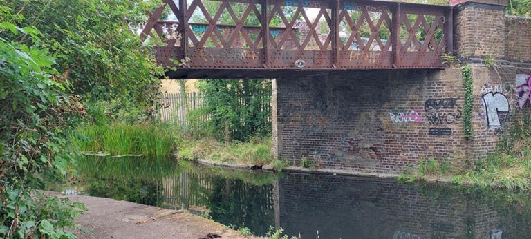 Must remember it is Bridge 8 not 6 or 62 of Slough Arm of the Grand Union Canal where we leave it.