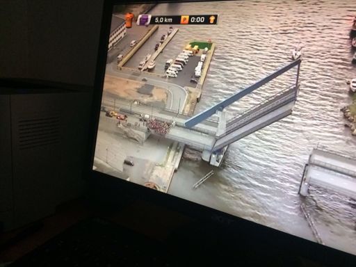 Pont 5km avant l'arrivée.. échappée qui avait 35" d'avance avec Leah qui n'a pas de temps redonné apres la redescente du pont 😡