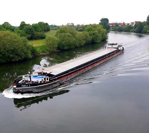 .ich steh auf der Brücke und spuck in den kahn..da freut sich die Spucke das sie kahn fahren kann..🤣🤣