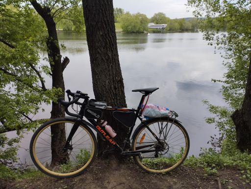 Устье Пахры. Корабль на том берегу указывает точно в устье.