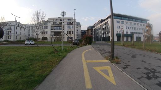 Ma a Tópark felé vettem az irányt.  Itt vége a bringaútnak, de tudom, hogy van egy bringaút, ami megkerüli az egész Tóparkot. Keressük meg..