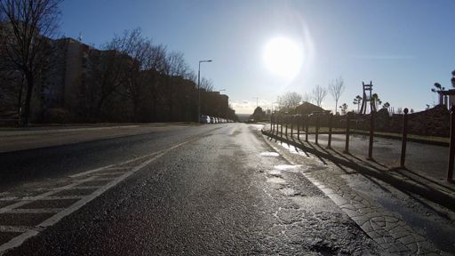 Biztató időjárás igérkezett.   Nem túl vizes út, 5 fok, napsütés..    Itt még nem éreztem, hogy K nagy szél van.   Sajnos a kamera itt kikapcsolt és csak Szentendrén vettem észre, hogy nem megy. :(