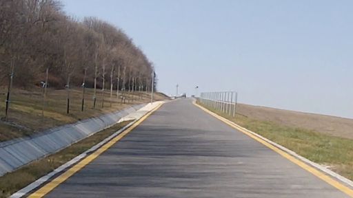 A bringaúton egy autó..   A képen nehéz kivenni, de élőben még az is látszott, hogy Octavia.