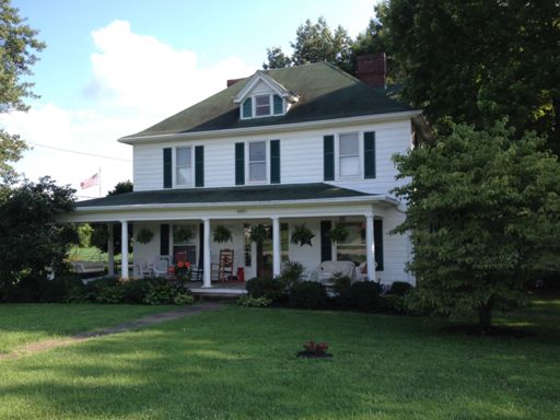Romantisch de huizen langs de weg. Let ook op de vlag, in bijna elke tuin. Heeft wel wat.
