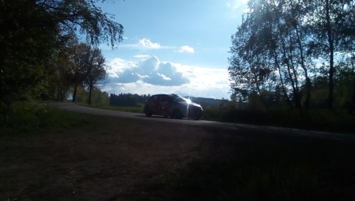 Za kopcem ... letí dolů ...